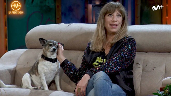 Broncano entrevista a Nathalie Seseña acompañada por su perro, en 'La Resistencia'