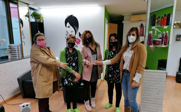 La Asociación contra el Cáncer de Ciudad Rodrigo entrega los premios del concurso de escaparates en rosa
