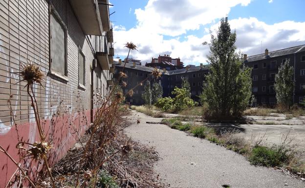 El retraso en la rehabilitación del cuartel de Puente Colgante en Valladolid encarece la obra en 1,8 millones