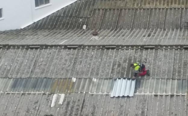 Satisfacción en Comuneros por la retirada de la uralita del antiguo concesionario de Citroën