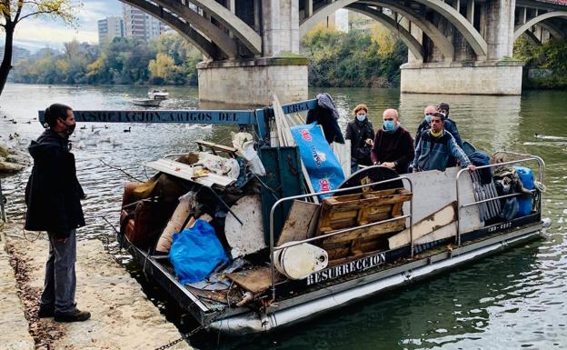 Retiran dos toneladas de basura del Pisuerga en Valladolid