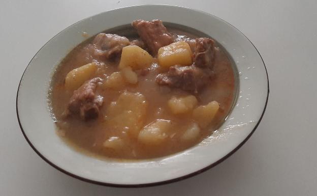 Patatas con costilla, un guiso tradicional para el frío