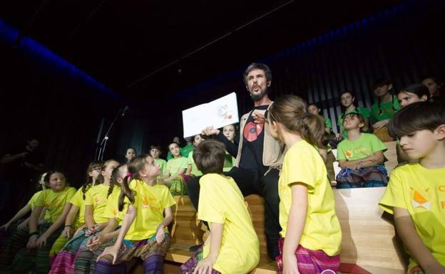 'Respeta mis derechos y hazlos respetar', un himno para celebrar el Día del Niño