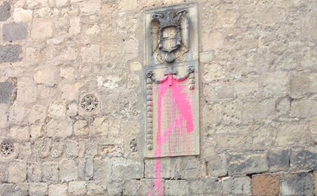 Lanzan pintura rosa contra la placa de los caídos de la iglesia de San Miguel