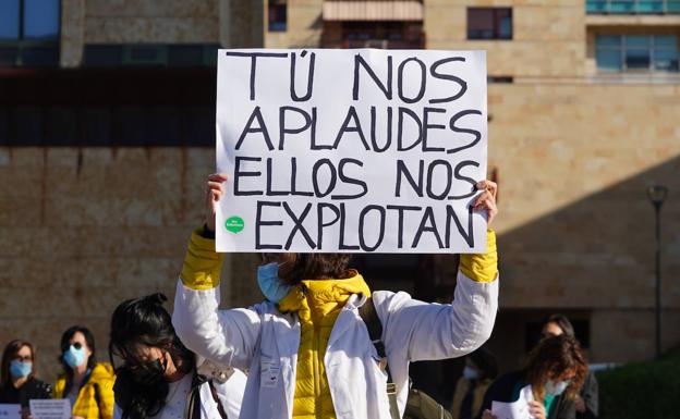 Los sanitarios se echan a la calle en Salamanca contra la «pérdida de derechos abusiva»
