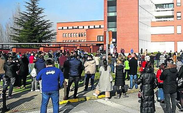 Un millar de personas protestan por la falta de tres oncólogos en El Bierzo