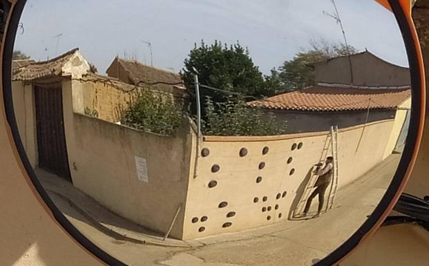 Un gran mural en braille reivindica en Villalán de Campos la igualdad de género