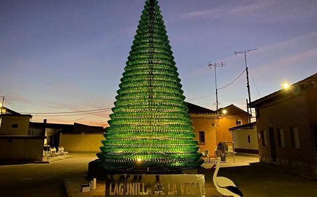 Utilizan 2.500 botellas de cerveza para hacer un árbol de Navidad de cinco metros en Lagunilla de la Vega
