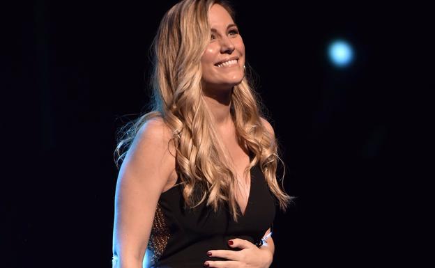 Edurne se emociona sobre el escenario en su primer concierto embarazada