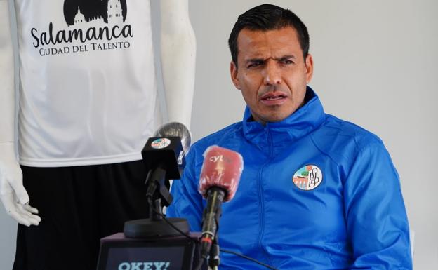 Rafa Dueñas no se ve como el salvador del Salamanca UDS y mantiene el reto de quedar entre los tres primeros