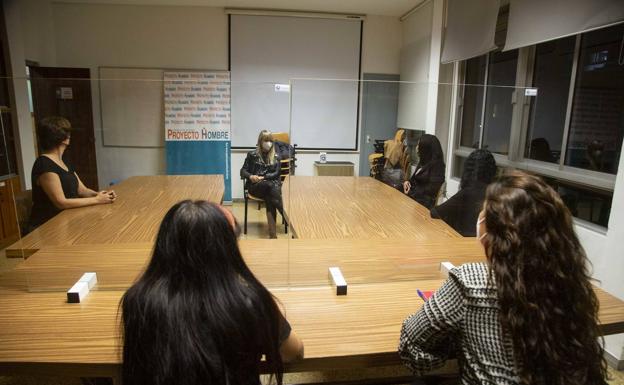 El camino femenino para salir de las drogas: «Mi última raya fue el 5 de julio. Ahora estoy limpia»