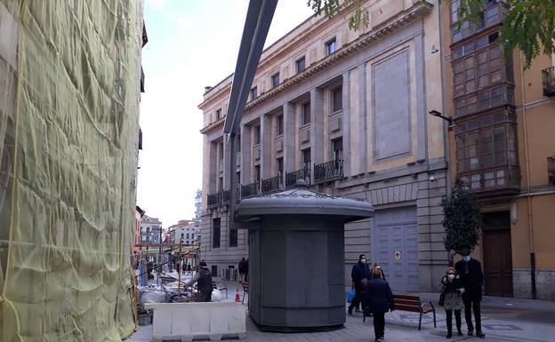 El canalón que recorre toda la calle Santa María de Valladolid bajo los nuevos toldos vegetales irá cubierto de plantas