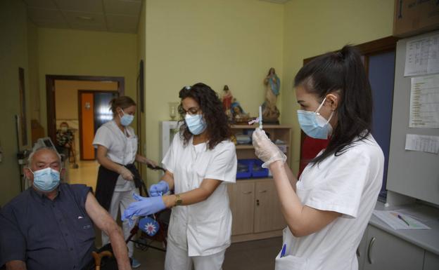 Las vacunas antigripales se agotan en la región y Sanidad reserva las 60.000 que quedan para los mayores de 65 años