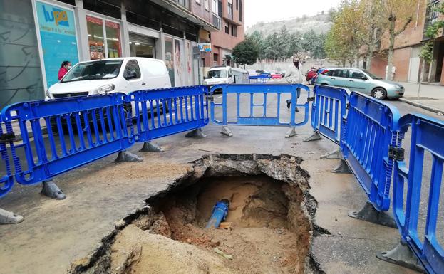 El tercer reventón en quince días en La Victoria mantiene cortada la calle Neptuno de Valladolid