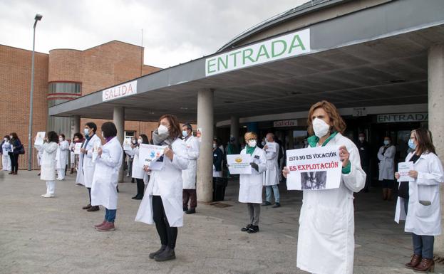 Los sanitarios de Segovia salen a la calle para rechazar el decreto de prestaciones laborales de la Junta