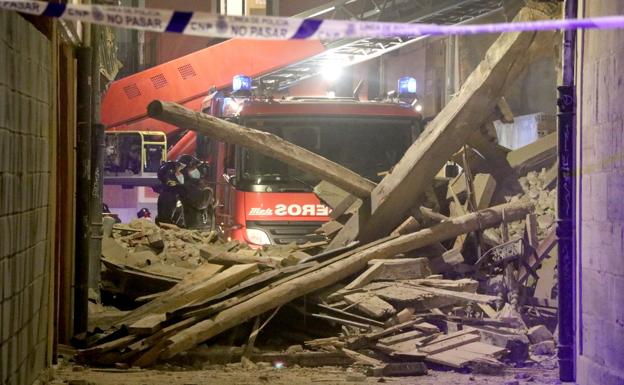 Un inmueble se desploma en el Barrio Húmedo de León sin causar heridos pero sí importantes daños materiales