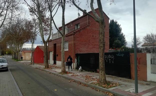 El juez deja en libertad con cargos al acusado de partir un bastón en la cabeza a un hombre en Barrio España