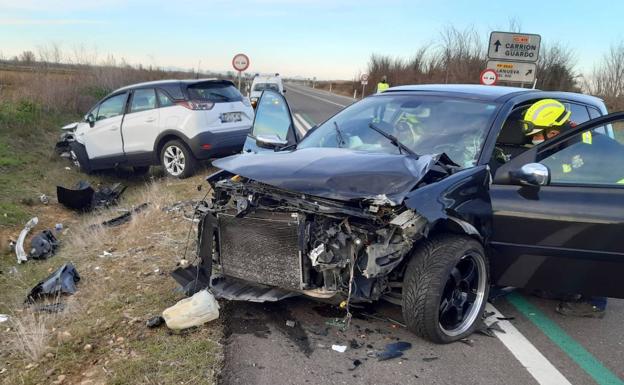 Tres trasladados al hospital por el choque frontal de dos turismos entre Villoldo y Carrión