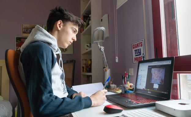 La Junta amplía a estudiantes de Bachillerato y FP las ayudas para la adquisición de dispositivos digitales