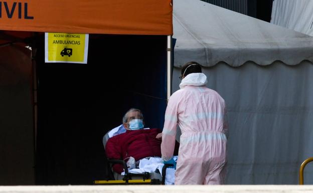 Los ingresos por la covid bajan un 32% en medio mes y la mortalidad tiende al descenso en la región