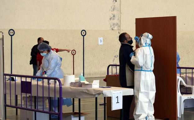 El cribado de Peñaranda arroja 5 positivos en 2.477 pruebas y la Junta también hará test el fin de semana en Ciudad Rodrigo