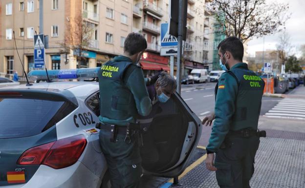 El detenido por apuñalar a la jueza de Santa María declara ante el juez durante casi cuatro horas