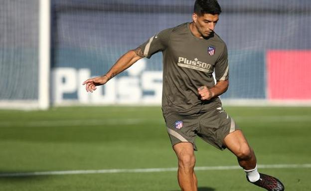 Luis Suárez vuelve a entrenar a la espera aún de dar negativo