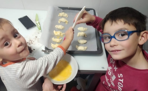 Cruasanes con chocolate para merendar