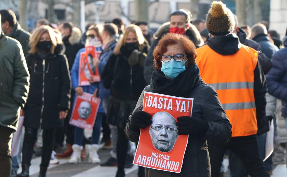 La hostelería se echa a la calle y denuncia su muerte y la de León: «Abrir en pérdidas es inviable»