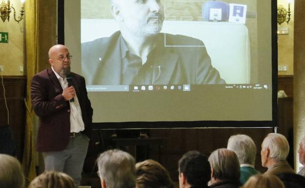 El periodista salmantino Javier Martín aborda la crisis migratoria en su nuevo libro