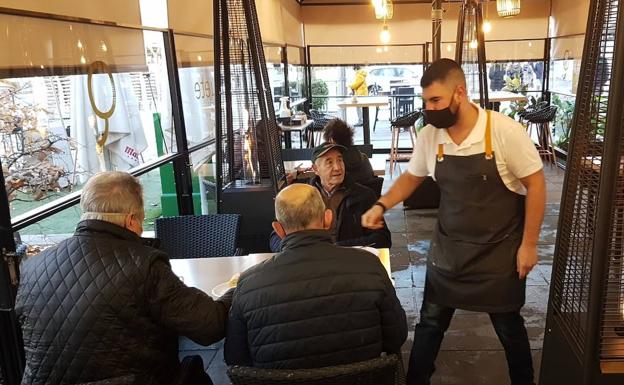 Los vallisoletanos desafían al frío y comienzan a llenar las terrazas