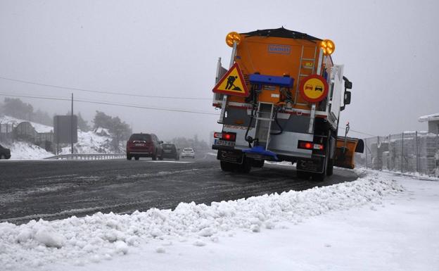 La presencia de nieve dificulta la circulación en carreteras de León, Ávila y Segovia