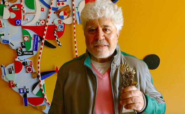 Pedro Almodóvar recibe el Águila de Oro como reconocimiento a su carrera