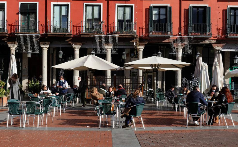 Café y pincho al resguardo de estufas y mamparas en Valladolid