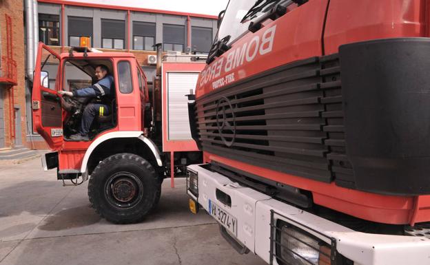 Los Bomberos de Valladolid sofocan incendios en tres contenedores y una hoguera en una casa abandonada