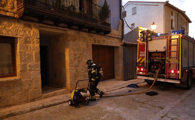 Los bomberos sofocan un fuego en un desván de Pesquera de Duero