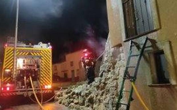 Los Bomberos de la Diputación de Valladolid sofocan un fuego en una casa de dos plantas en Adalia