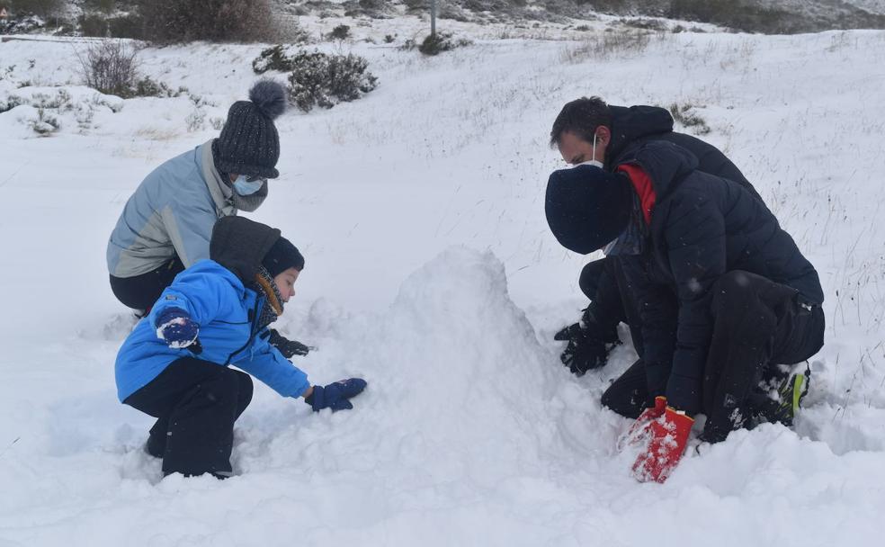 La nieve transforma Brañosera en zona de juegos y recreo