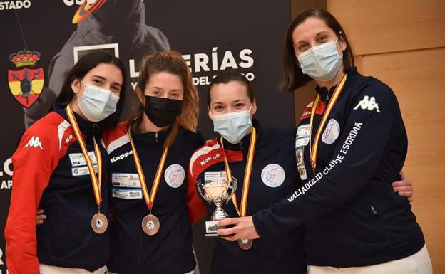 El Club Esgrima Valladolid vuelve del Campeonato de España con la plata de Fernando Casares y el bronce del equipo femenino