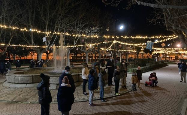 La Glorieta de Ciudad Rodrigo se suma al encendido navideño con aportación escolar