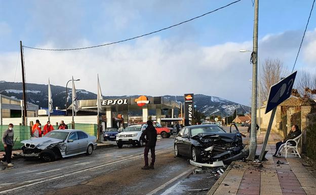 Tres personas resultan heridas en una fuerte colisión junto a la gasolinera de Boñar