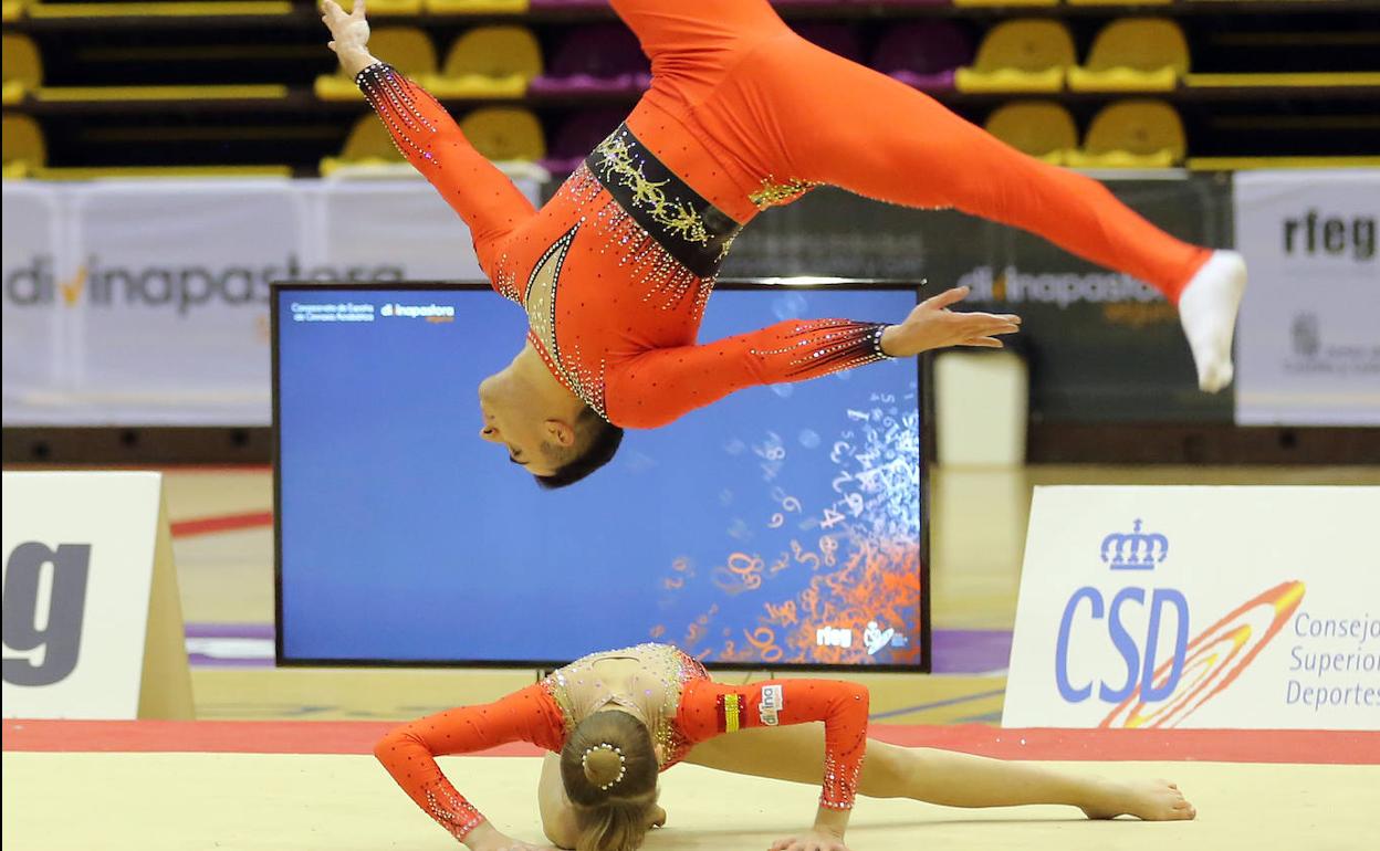 Ismael Medina Y Luz Lupianez Revalidan El Titulo De Campeones De Espana De Acrobacia El Norte De Castilla