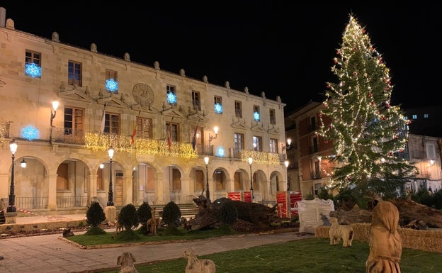 La Plaza Mayor alberga un nacimiento con elementos reutilizables, naturales y figuras con madera de Pino Soria