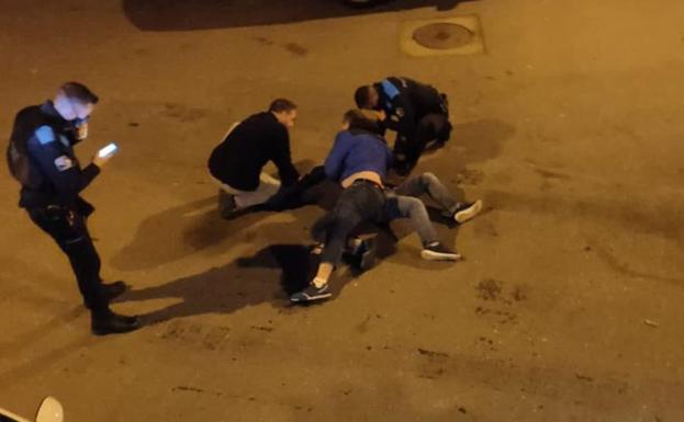 Varias cámaras captan el intento de acuchillamiento a un policía en Orense