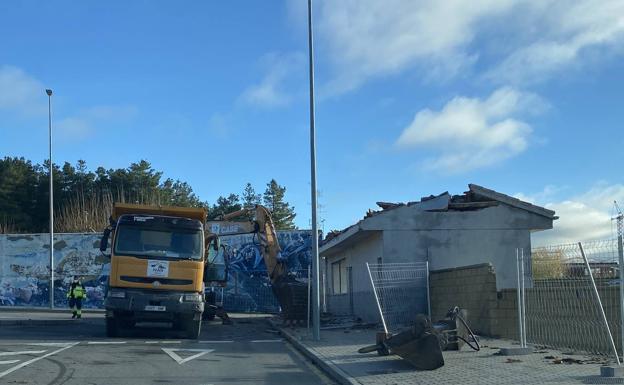 Las obras para la nueva piscina de Guijuelo arrancan con el derribo del antiguo bar
