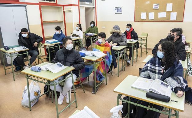 Ropa térmica, mantas y calefacción a tope para combatir el frío provocado por la ventilación en los coles de Valladolid