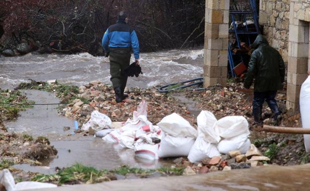 La crecida del Cega alcanza media docena de viviendas en Navafría: «Hay muchos daños»