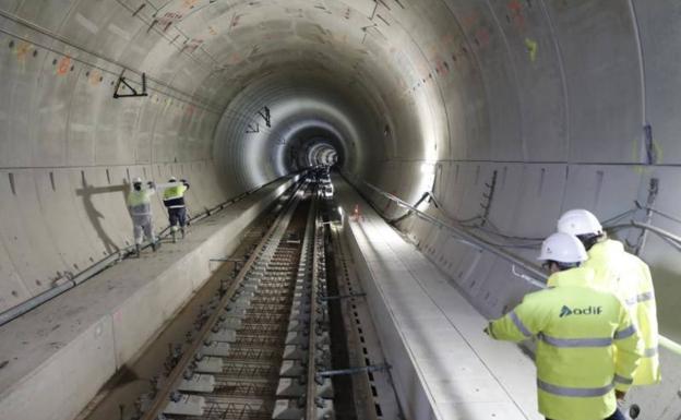 Finaliza el montaje de 50 kilómetros de vía en los túneles de Pajares