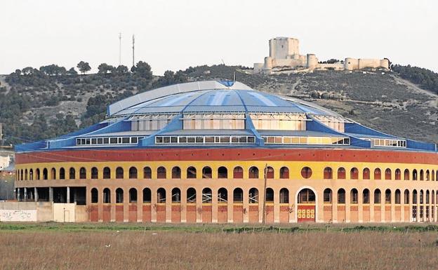 Vallada la plaza de toros de Íscar tras la caída de cascotes de su fachada