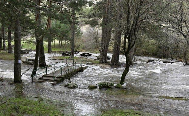 Navafría vive un día de relativa calma a la espera de que baje el nivel del río